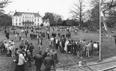 92321 Afbeelding van deelnemende kinderen aan het spellenfestival op het gazon voor het gemeentehuis Jagtlust te ...
